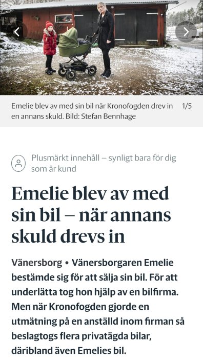 Kvinna och barn bredvid barnvagn utanför ett hus på en snöfläckad mark.