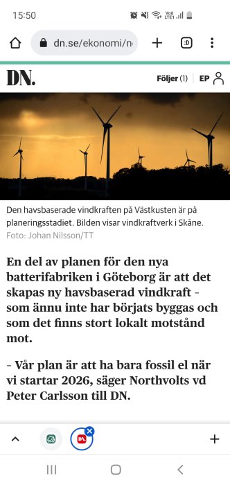 Vindkraftverk i silhuett mot solnedgångshimmel i Skåne, som symbol för grön energi.