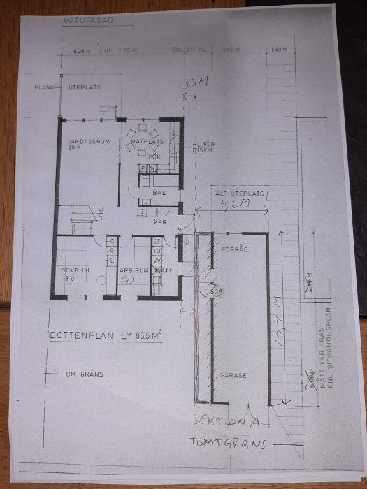 Arkitektonisk ritning av en byggnadsplan inklusive bottenvåning och sektion för en ombyggnad av garage.