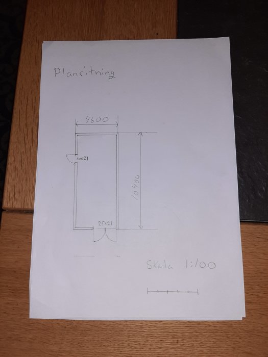 Handritad planritning för tillbyggnad av garage med måttangivelser, skala 1:100.