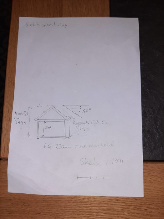 Handritad sektionsritning av garage med måttangivelser för bygghöjd och nockhöjd.