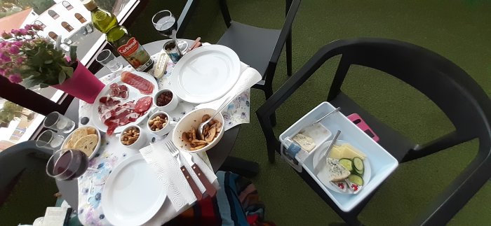 Ett bord med spanska tapas inkluderande Iberico-skinka, chorizo, olika nötter, ostar och ett glas Rioja.