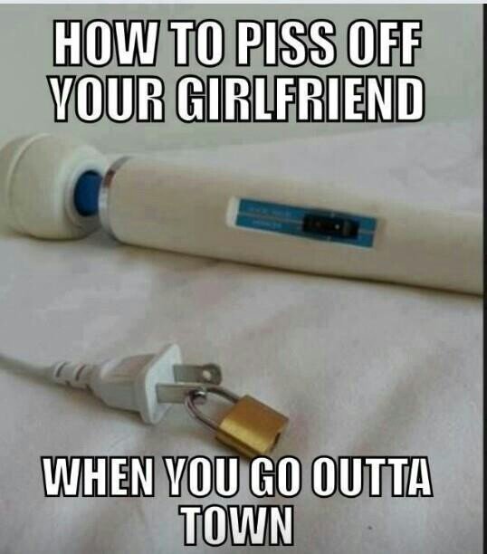 Eluttag låst med hänglås och texten "HOW TO PISS OFF YOUR GIRLFRIEND WHEN YOU GO OUTTA TOWN