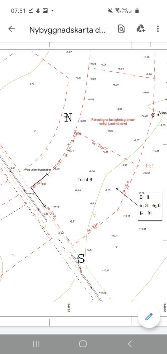 Nybyggnadskarta med detaljerad tomtindelning och höjdkurvor, markerad som "Tomt 6".