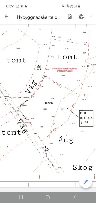 Nybyggnadskarta som visar tomtgränser, vägar och angränsande skog.