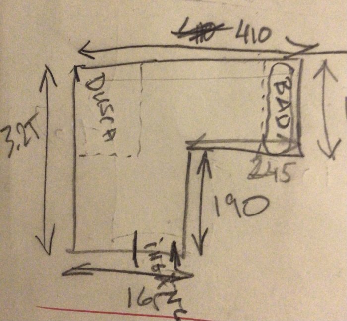 Handritad skiss av ett L-format badrum med måttangivelser och planerad placering av dusch och golvbrunn.