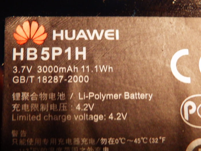 Närbild på en svullen Huawei mobilmodembatterietikett som visar specifikationer, inklusive 3,7V och 3000mAh.