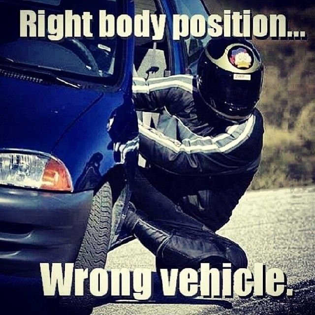 Motorcyklist i full utrustning lutad mot en bil med texten "Right body position... Wrong vehicle.