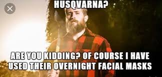 Man i rutig skjorta ser skeptisk ut, text skämtsamt nämner Husqvarna ansiktsmasker.