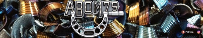 Logotypen för Abom79 i fokus med en bakgrund av färgglada metallspån och ett mätdon till vänster, symboler för Patreon och Instagram till höger.