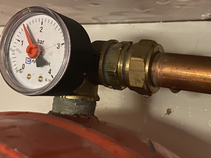 Manometer visar 1,5 bar vid en koppling till expansionskärl för bergvärme.