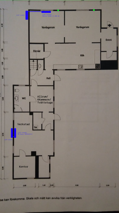 Ritning av ett hus med markerade positioner för hålen i två vardagsrum.
