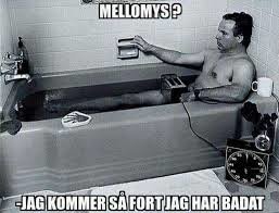 Person som ligger i ett badkar med en musfälla och text som antyder en konversation.