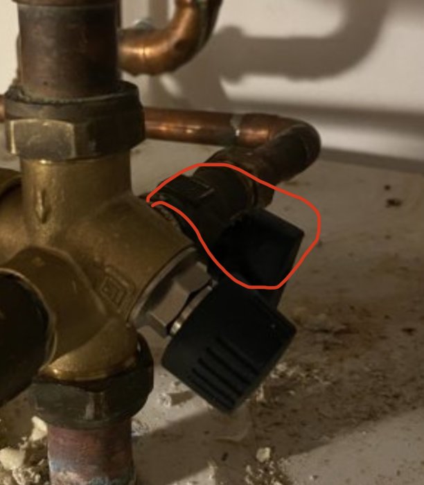 Rörinstallation med inringad misstänkt avstängningsventil monterad på ett rör.