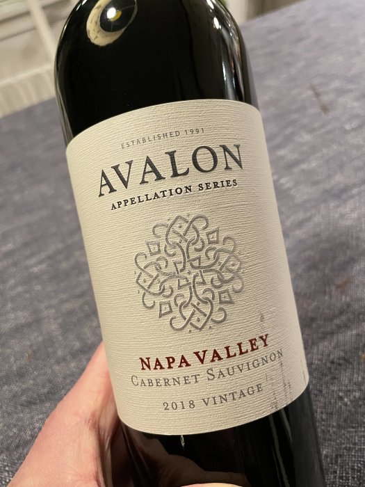 En flaska rödvin från Avalon, Napa Valley, Cabernet Sauvignon, årgång 2018.