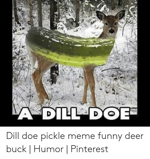 Rådjur i snölandskap fotoshoppad så den ser ut att ha en stor del av en inlagd gurka som kropp.