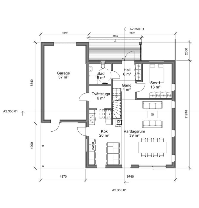 Arkitektritning av enplanshus med angivna mått inkluderar garage, kök, vardagsrum, sovrum och badrum.
