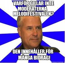 Meme med text "Varför gillar inte moderaterna melodifestivalen? Den innehåller för många bidrag!" ovanpå en svensk flagga.