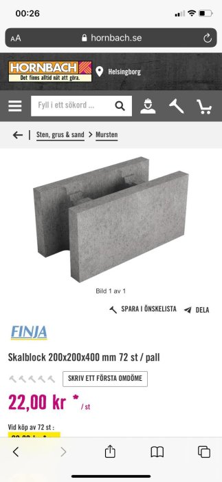 Gråa skalblock av betong som används för att bygga en stödmur för ett utekök, visas i storleken 200x200x400 mm.