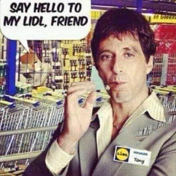 Al Pacino lookalike med Lidl-bricka framför varuvagnar, ordleksbubbla "SAY HELLO TO MY LIDL, FRIEND".