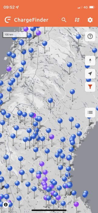 Kartskärmvisning av laddstationer i Norrland från appen ChargeFinder, med många blå och några lila markörer.