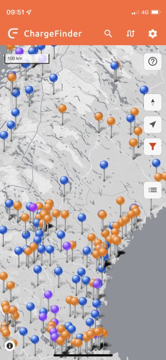 Karta över Norrland med markerade laddstationer, blå och orangea punkter symboliserar olika typer av laddare.
