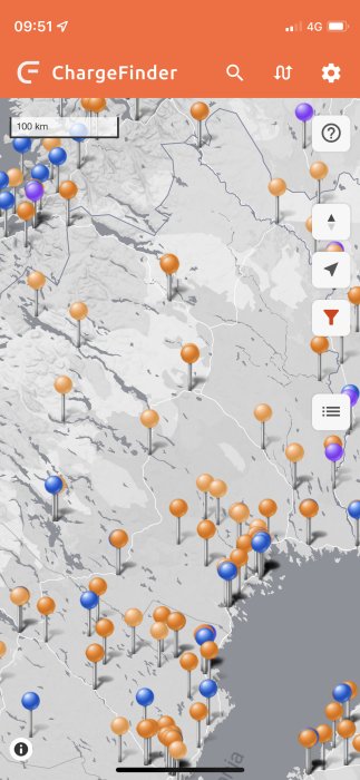 Karta över Norrland som visar fördelningen av olika laddstationer för elfordon.