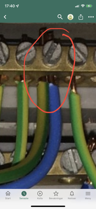 Felaktig elsäkerhetsbild med två kablar under samma skruv och färgfel på neutralledaren.