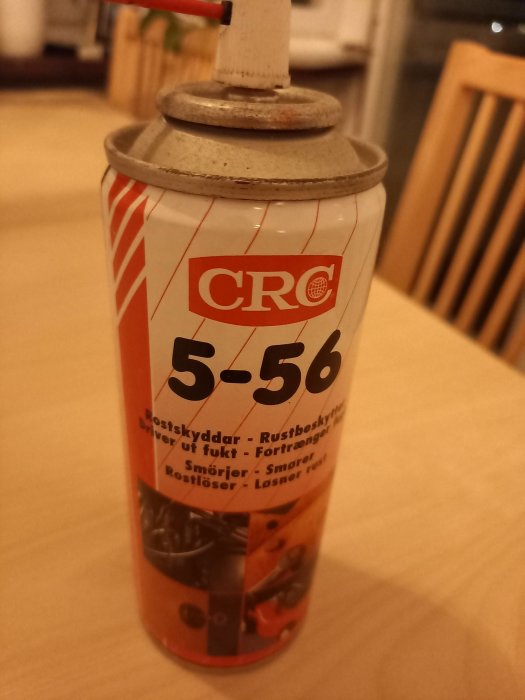 Nästan tom burk med CRC 5-56 låsspray på ett bord.