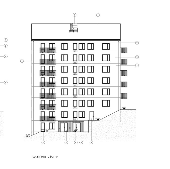 Arkitektonisk fasadritning av ett flervåningshus med balkonger och markering av sluttning vid huvudentré.