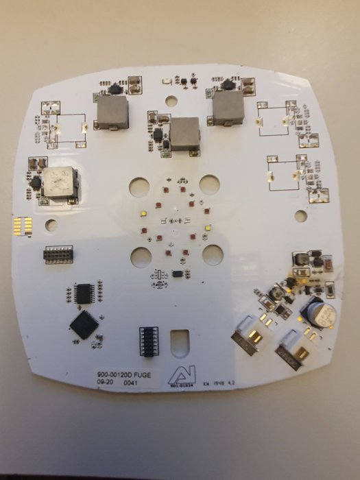 Bränt kretskort från en LED-akvariebelysning med synliga skador och komponenter.