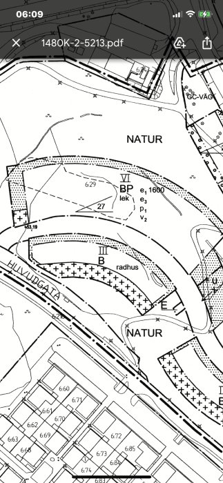 Detaljplan som visar byggnadsområden, vägar och natur i svartvitt.