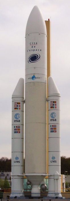 Raketmodell med logotyper för Arianespace, ESA och CNES på Cité de l'espace.