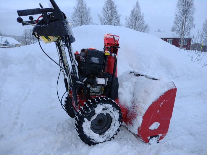 Modifierad snöslunga med förstärkt motor och ny utrustning i snötäckt landskap.