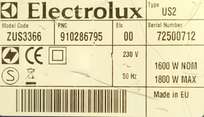 Typskylt på Elektrolux dammsugare med modellkod, PNC, elspecifikationer och serienummer.