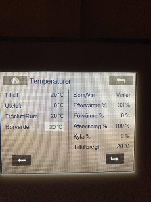 Digital kontrollpanel som visar temperaturer och inställningar för ett värmeaggregat.