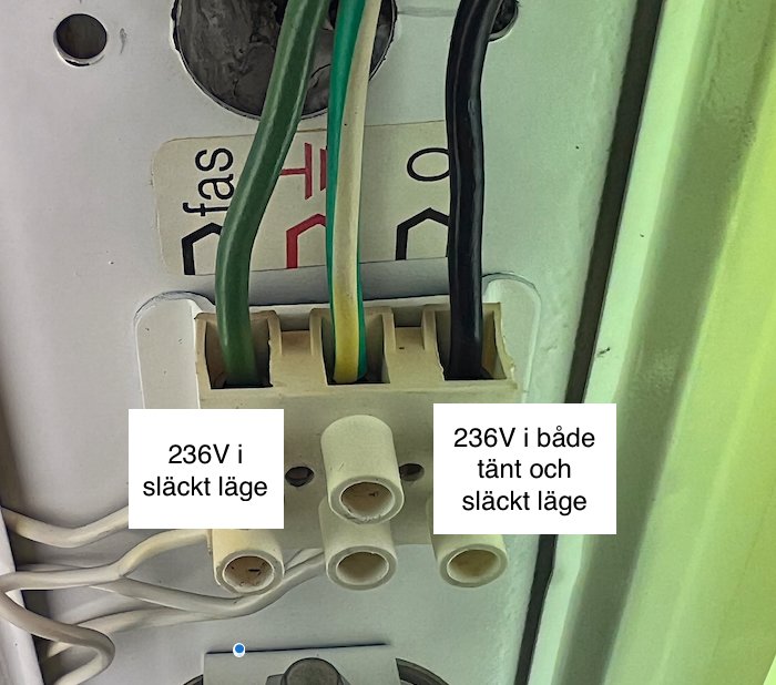 Elkopplingsdosa med etiketterade kablar som visar 236V spänning i olika lägen.