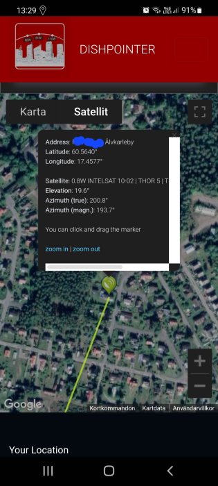 Satellitpekning med DishPointer-appen som visar koordinater och riktlinje för antenndish i ett bostadsområde.