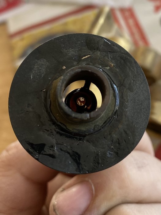 Närbild på en defekt varmvattenregulator av typen Ptc2 med synligt rörligt säte.
