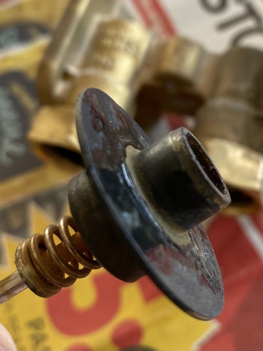Del av varmvattenregulator, rörligt säte med fjäder och metallkomponenter, slitage synligt.
