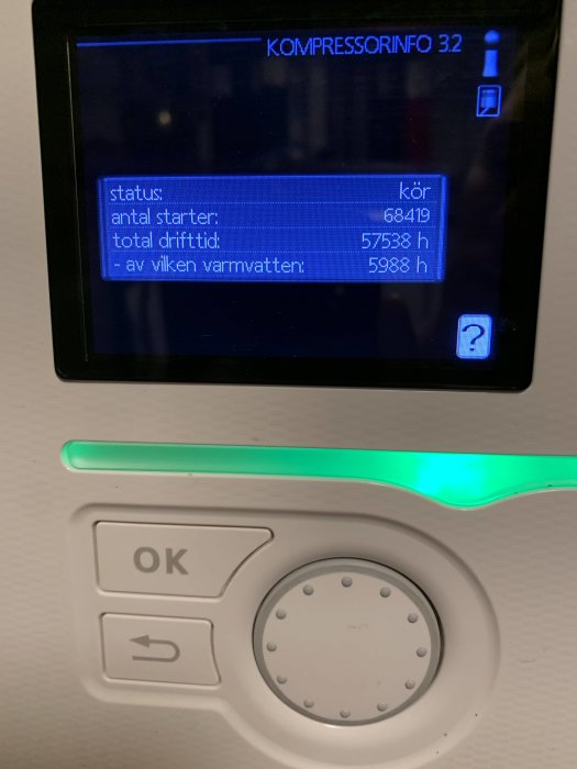 Display av bergvärmepump som visar antal starter och drifttid.