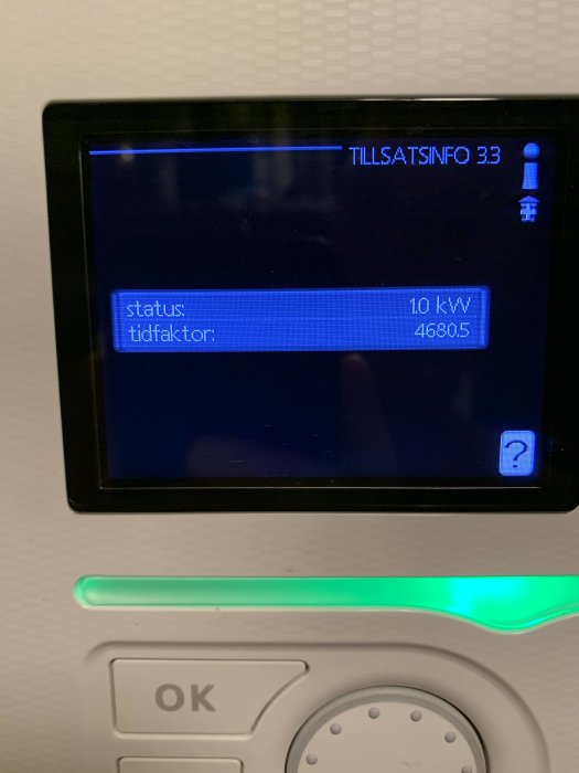 Display av bergvärmepump som visar status 10 kW och tidfaktor 4680.5.
