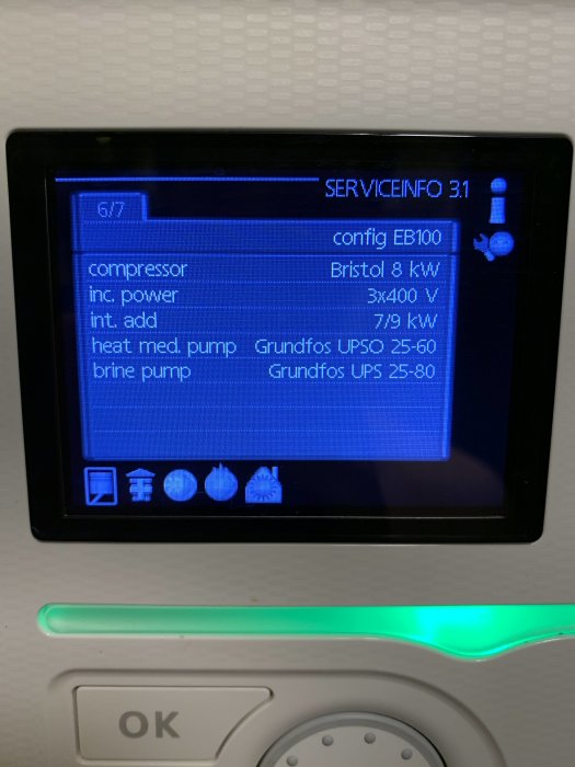 Digital skärm med inställningar för värmepump: kompressor, medföljande kraft och pumpar.