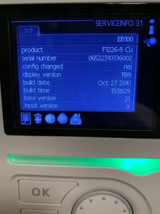 Display av en Nibe F1226 värmepump med teknisk information såsom produkt och serienummer.