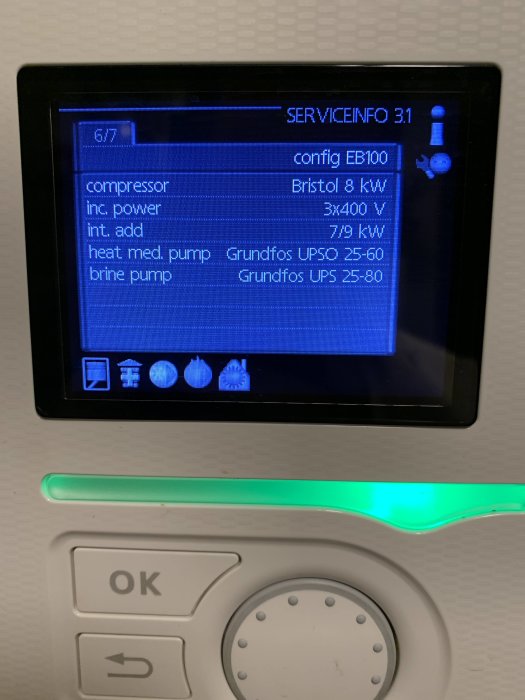 LCD-display på en Nibe F1226 värmepump som visar serviceinformation och driftdata såsom kompressor och pumpmodeller.