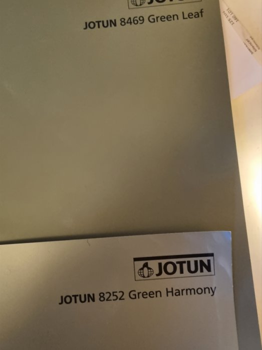 Färgprover från JOTUN, 8469 Green Leaf och 8252 Green Harmony, mot vit bakgrund.