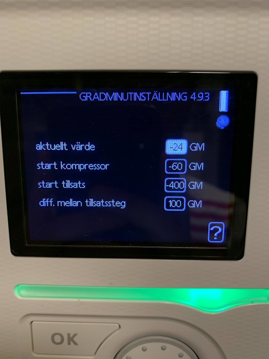 Digital panel visar gradminuteinställningar på en anordning med värden i GM.