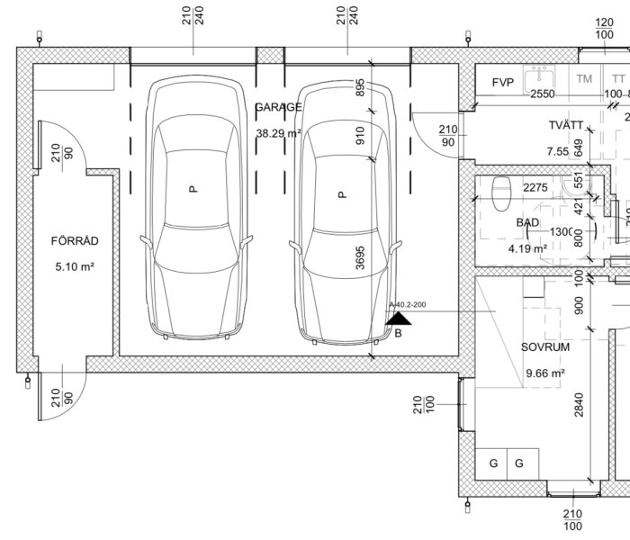 Arkitektritning av ett tvåplanshus med dimensioner, inkluderar garage med två bilar och utrymmesindelning.