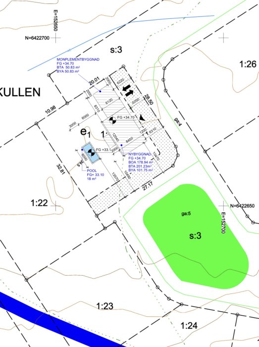 Ritning av tvåplanshus på 179 kvm med garage och pool, placerat på en tomt med måttangivelser.