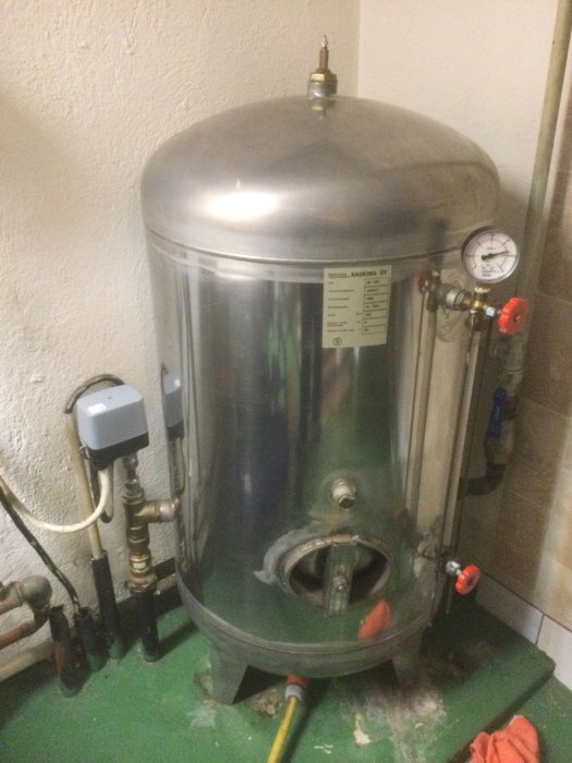 Hydrofor med mätare som visar tryck, ansluten till pump och rörsystem, nyligen installerad Danfoss tryckströmbrytare.